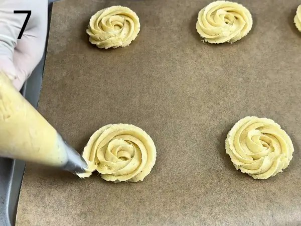 Chill cookies in fridge for 15 minutes