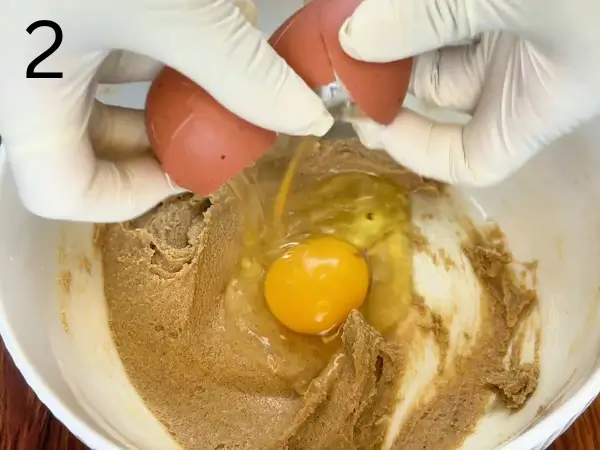  Cookies dough mixed with egg and vanilla until smooth
