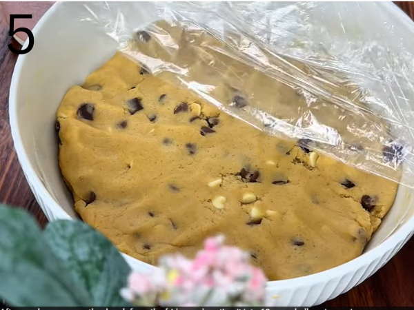 Chilling stuffed cookie recipe dough before baking
